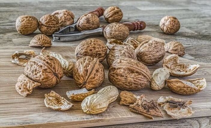 Varias nueces para la salud de los hombres
